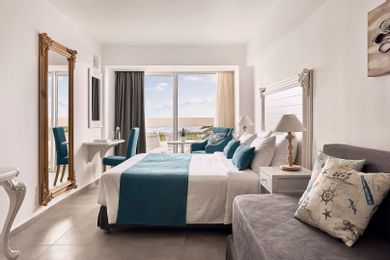 Sunshine Triple Room with Sea View