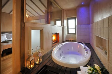 Honeymoon Deluxe with fireplace & Jacuzzi - Panoramic View to Volos