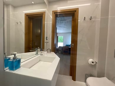 Varkiza Gallery Suite - Image 4