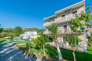 Akis Villa Studios & Apartments with Pool - Image 2