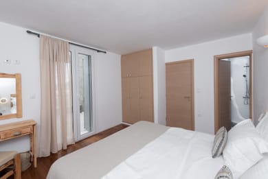 One Bedroom with ensuite bathroom in Villa