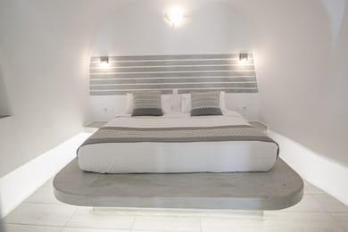 Honeymoon Cave Suite with Hot Tub and Caldera & Sea View