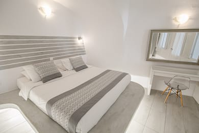 Honeymoon Cave Suite with Hot Tub and Caldera & Sea View