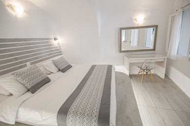 Honeymoon Cave Suite with Hot Tub and Caldera & Sea View