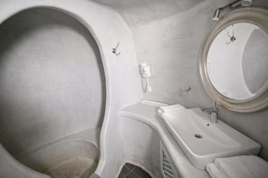 Honeymoon Cave Suite with Hot Tub and Caldera & Sea View