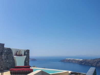 Vinsanto Honeymoon Villa with heated pool and caldera view