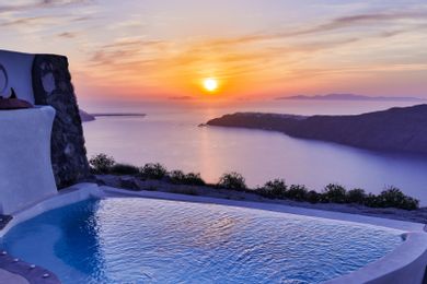 Vinsanto Honeymoon Villa with heated pool and caldera view