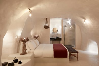 Vinsanto Honeymoon Villa with heated pool and caldera view