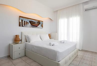 White & Blue Beachfront Luxury Suite - Image 5