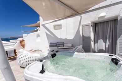 Suite with Outdoor Jacuzzi and Sea View