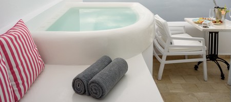 Rose | Outdoor Jacuzzi Suite