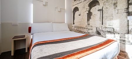 Romantic room with french bed and Pantheon view