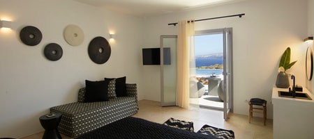 DELUXE SUITE WITH OUTDOOR HEATED JACUZZI & PATIO