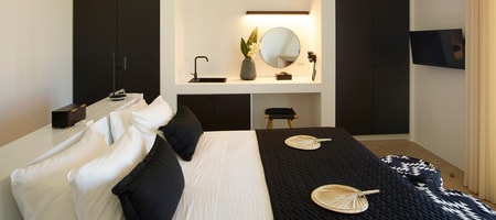 GRAND SUITE WITH OUTDOOR HEATED JACUZZI & BALCONY