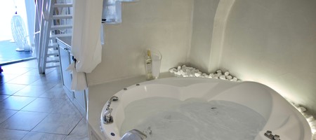 Junior Loft Studio "CALYPSO" Jetted Tub 2 adults
