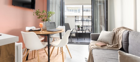 One Bedroom Apt w/Balcony - Western Walls View