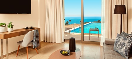 Deluxe Family Room Sharing Pool