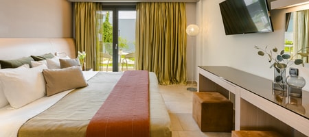 Senior suite with side sea view