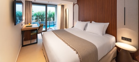 Deluxe Double Room with Heated Swim Up Pool 23m²