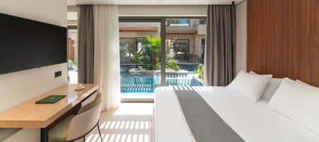 Luxury Suite with Heated Swim Up Pool 35m²