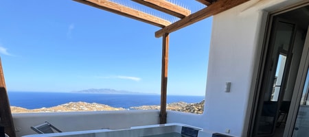 Aris Sky Executive Suite – Panoramic Sea View & Hot Tub Experience
