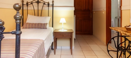 Doris - Single Room with Garden View