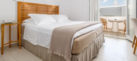 Superior Suite with Outdoor Hydro-Massage Hot Tub [4 Guests]