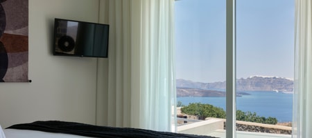 Family Suite Sea View with Private Pool (Located 100m away from the main property)