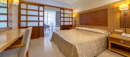 Deluxe Junior Suite Sharing Pool Sea View
