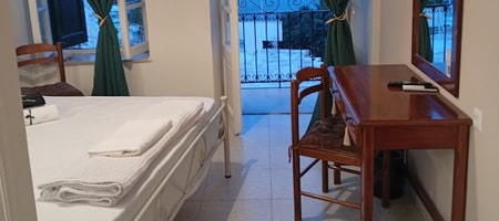 AHTARMAS room with Queen bed & Seaview & Balcony