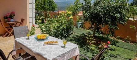 Elisso Apartment with Garden