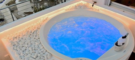 Apollo Honeymoon Suite Outdoor Jetted Tub
