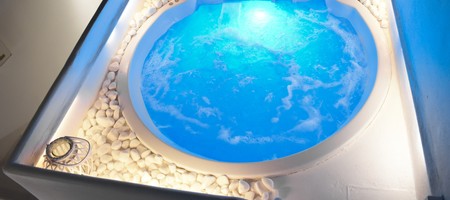 Atlas Honeymoon Suite Outdoor Jetted Tub