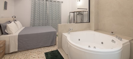 Studio with Spa Bath