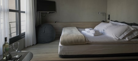305 Queen Bed Studio