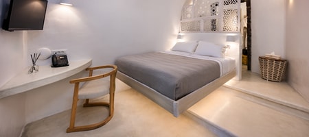 Cozy Suite indoor jacuzzi shared balcony