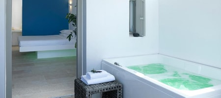 Executive Cave Suite with Jetted Tub & Pool View - 24m²