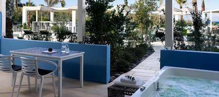 Family Suite with Jetted Tub & Pool View - 30m²