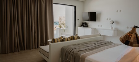 Deluxe Poolside Room