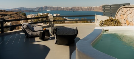Cosmic Suite with Private Heated Plunge Pool and Caldera View