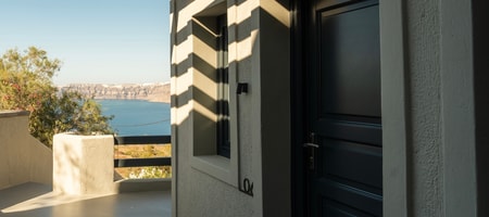 Split level Junior Suite with Caldera View