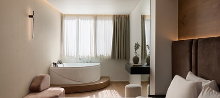 Deluxe Suite With indoor Spa Bath
