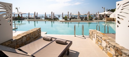 Swim Up junior suite with sharing pool