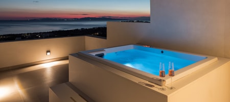 1 Bedroom Deluxe Suite with Outdoor Jet Tub | Sun Gres
