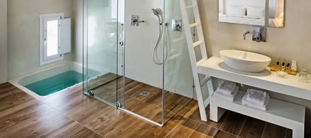 Honeymoon Suite with indoor Jacuzzi