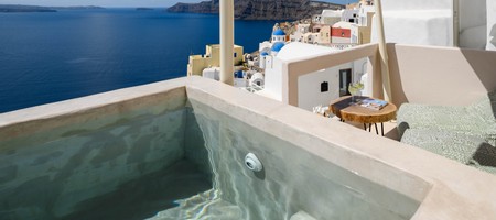 Avra Suite with outdoor Jacuzzi and Caldera view