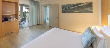 Deluxe Suite Pool & Sea View