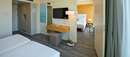 Family inland view interconnecting room