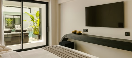 Design Swim Up Room with Shared Pool