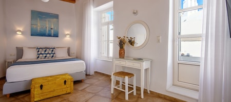Standard Apartment with Balcony – King Bed